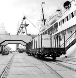 HUA-171546-Afbeelding van de overslag van containers van U.S. Lines in de Eemhaven te Rotterdam