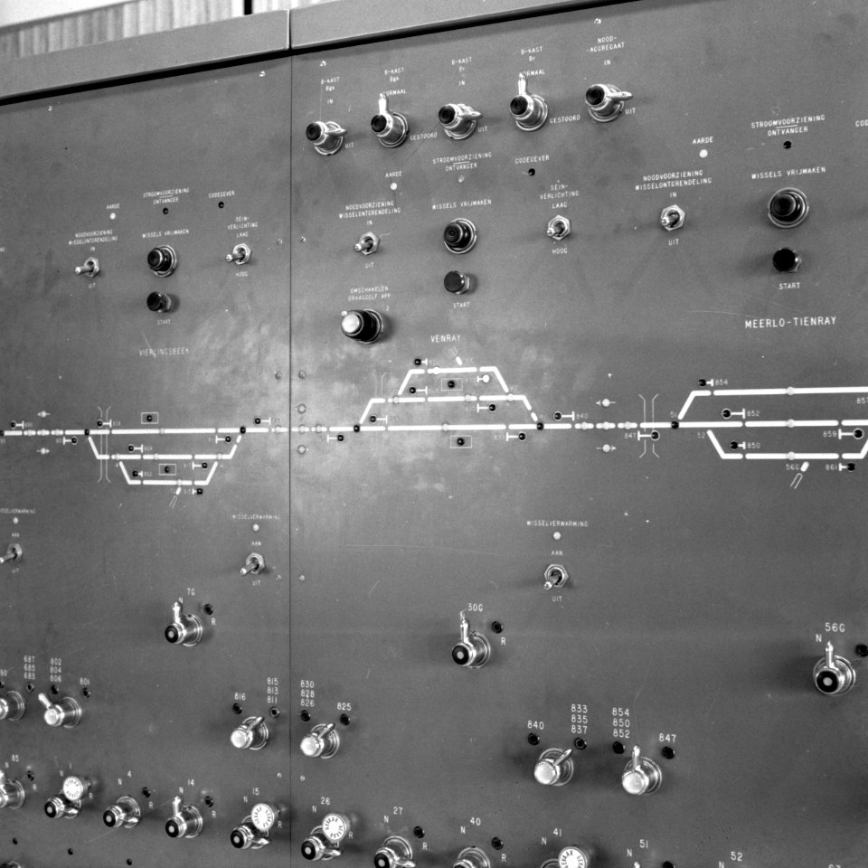 HUA-159708-Detail van het CVL-bedieningstableau in de Centrale Verkeersleidingspost (CVL-post) van de N.S. te Nijmegen. N.B. Op het baanvak Nijmegen-Blerick werd in 1960-1961 bij wijze van proef de Centrale Verk