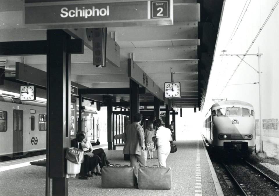 HUA-170843-Gezicht op het perron van het N.S.-station Amsterdam Zuid te Amsterdam, met enkele treinstellen mat. 1964 van de N.S