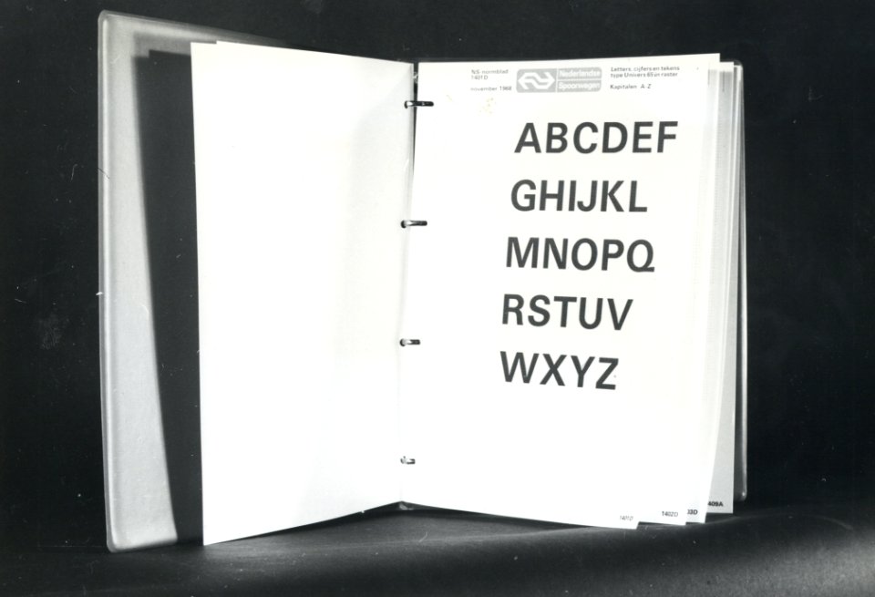 HUA-170758-Afbeelding van het huisstijl handboek van N.S