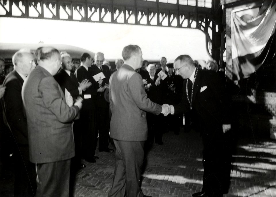 HUA-170437-Afbeelding van de ontvangst van president directeur dr ir FQ den Hollander van de NS en zijn gevolg door burgemeester mr HJM Loeff van s Hertogenbosch