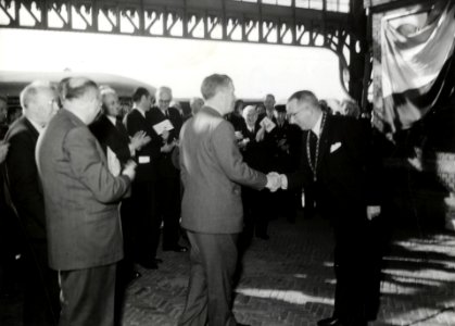 HUA-170437-Afbeelding van de ontvangst van president directeur dr ir FQ den Hollander van de NS en zijn gevolg door burgemeester mr HJM Loeff van s Hertogenbosch