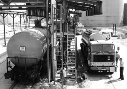 HUA-171008-Afbeelding van een overslaginstallatie op het terrein van Paktank te Rotterdam (Botlek)