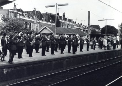 HUA-171154-Afbeelding van het muziekkorps van de Delftse Politiemuziekvereniging Excelsior op het perron van het N.S.-station Delft tijdens de feestelijke opening van het spoorviaduct door de stad