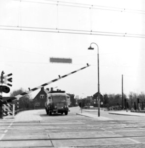 HUA-159954-Gezicht op een met AHOB s beveiligde spoorwegovergang te Schagen