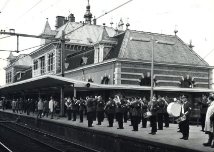 HUA-171155-Afbeelding van het muziekkorps van de Delftse Politiemuziekvereniging Excelsior op het perron van het NS station Delft tijdens de feestelijke opening 