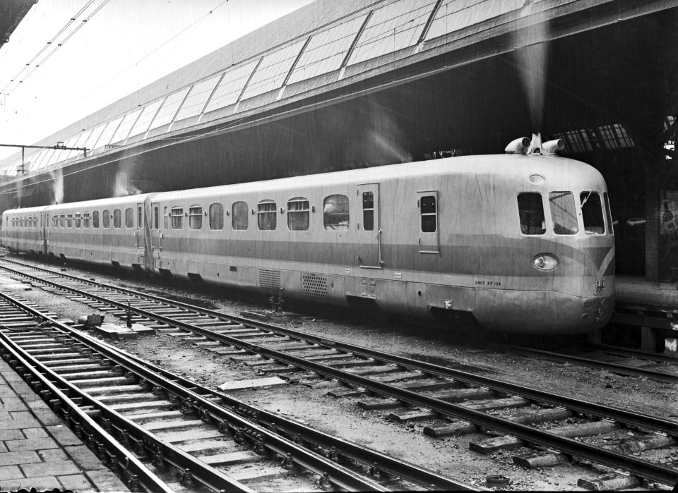 HUA-169819-Afbeelding van een diesel-electrisch T.E.E.-treinstel van de S.N.C.F. (XF 1114, TAR, "Picardie") langs het perron van het N.S.-station Amsterdam C.S