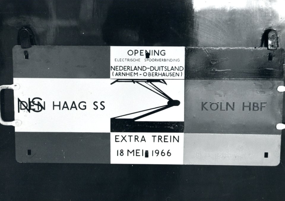 HUA-171180-Afbeelding van het koersbord van de extra trein Den Haag S.S. - Köln Hbf ter gelegenheid van de electrificatie van de spoorlijn Arnhem-Oberhausen