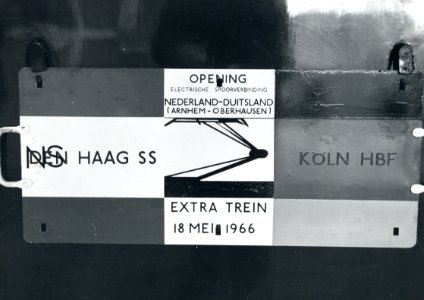 HUA-171180-Afbeelding van het koersbord van de extra trein Den Haag S.S. - Köln Hbf ter gelegenheid van de electrificatie van de spoorlijn Arnhem-Oberhausen