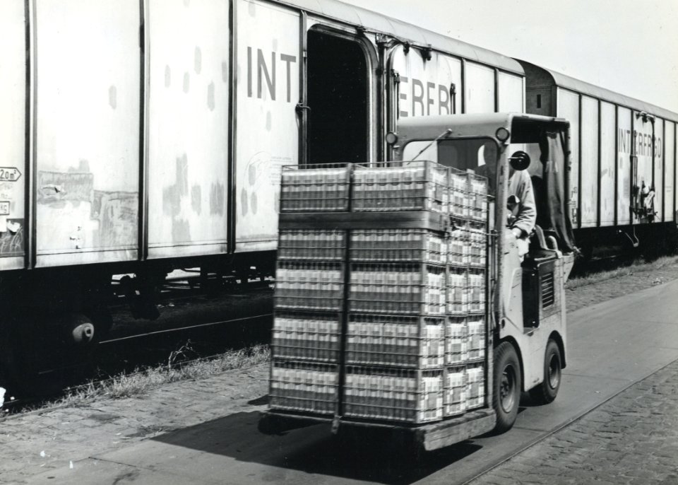 HUA-170931-Afbeelding van het beladen van koelwagens van Interfrigo met behulp van een vorkheftruck te Dordrecht
