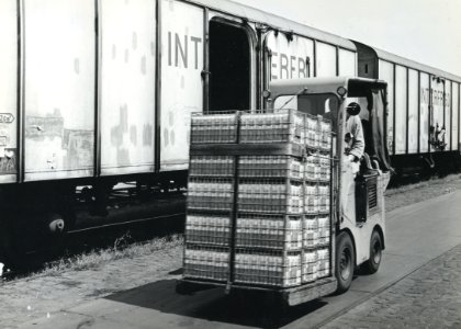 HUA-170931-Afbeelding van het beladen van koelwagens van Interfrigo met behulp van een vorkheftruck te Dordrecht