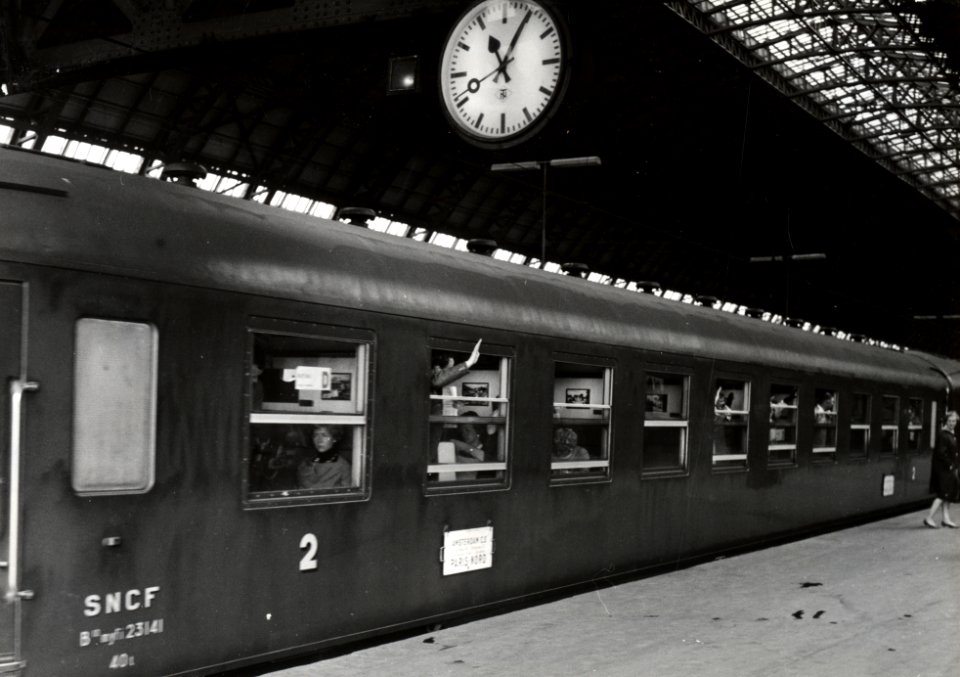 HUA-169821-Afbeelding van een rijtuig van de S.N.C.F. in een D-trein bij vertrek uit Amsterdam C.S