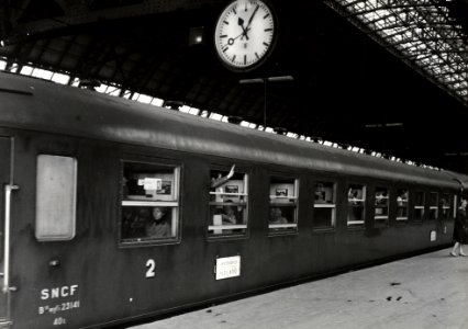 HUA-169821-Afbeelding van een rijtuig van de S.N.C.F. in een D-trein bij vertrek uit Amsterdam C.S