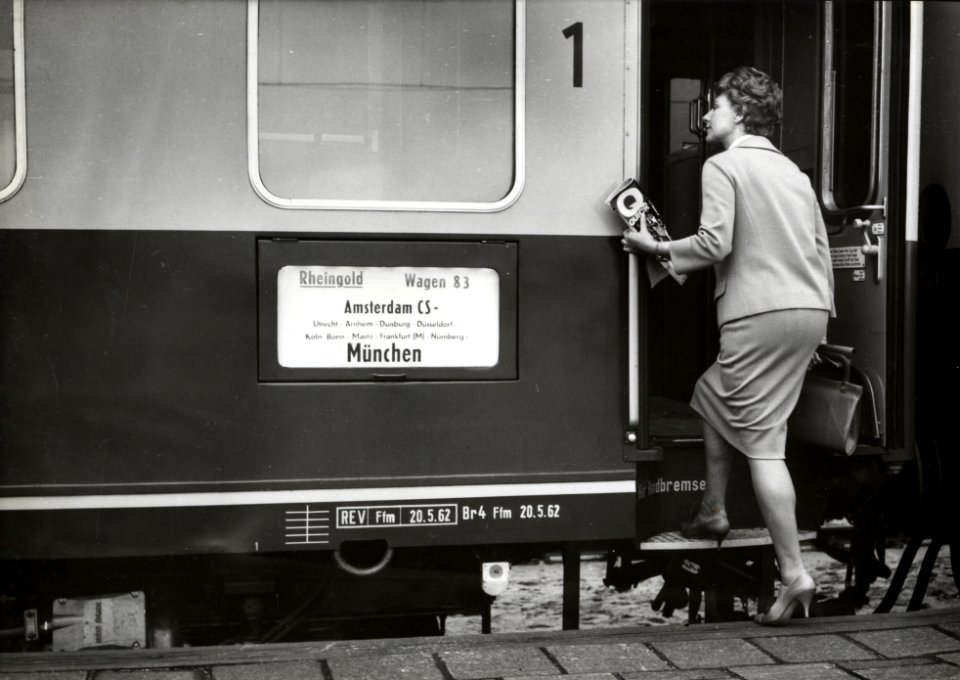 HUA-169790-Afbeelding van een vrouw die instapt in de internationale trein Rheingold op het NS station Amsterdam Amstel te Amsterdam