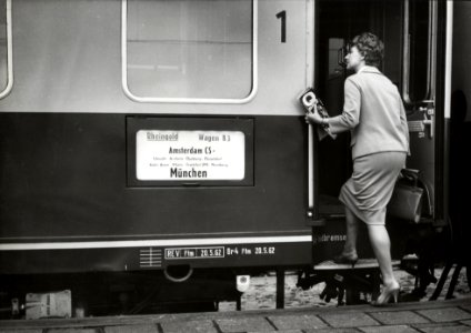HUA-169790-Afbeelding van een vrouw die instapt in de internationale trein Rheingold op het NS station Amsterdam Amstel te Amsterdam