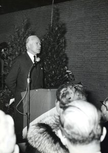 HUA-171126-Afbeelding van burgemeester mr. A.P. Korthals Altes van Zeist tijdens zijn toespraak bij de opening van het nieuwe N.S.-station Driebergen-Zeist te Driebergen-Rijsenburg