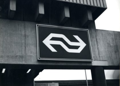 HUA-170725-Afbeelding van het embleem van N.S. bij de ingang van de Traverse van het N.S.-station Utrecht C.S. te Utrecht