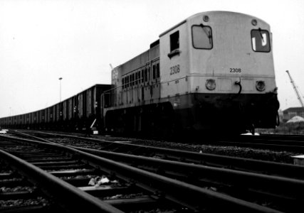 HUA-159906-Afbeelding van de diesel electrische locomotief nr 2308 serie 2200 2300 van de NS met een goederentrein bestaande uit open wagens type E z op het goed