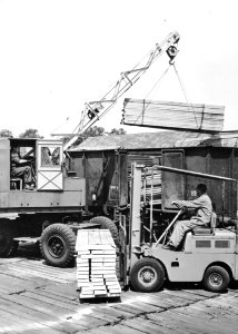HUA-171051-Afbeelding van het laden van een open goederenwagen met hout te Amersfoort