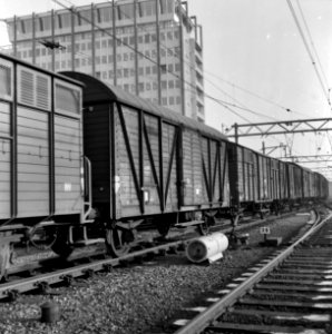 HUA-159864-Afbeelding van een passerende goederentrein op het emplacement Westelijk Eiland bij het NS station Amsterdam CS te Amsterdam