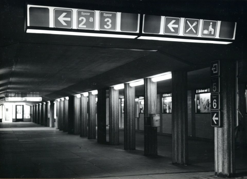 HUA-170733-Afbeelding van pictogrammen in de nieuwe huisstijl van N.S. in de perrontunnel van het N.S.-station Leiden