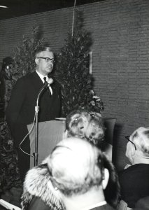HUA-171127-Afbeelding van president-directeur ir. J. Lohmann van de N.S. tijdens zijn toespraak bij de opening van het nieuwe N.S.-station Driebergen-Zeist te Driebergen-Rijsenburg