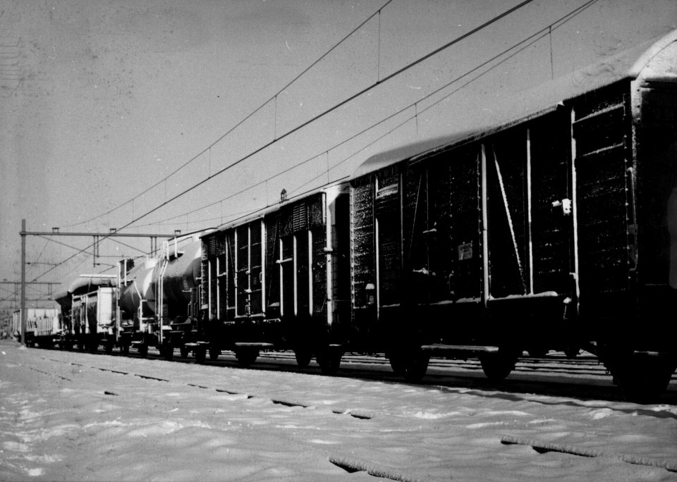 HUA-159869-Afbeelding van goederenwagens op het besneeuwde emplacement van de NS te Utrecht