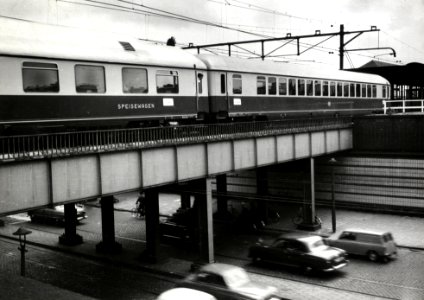 HUA-169798-Afbeelding van de internationale trein Rheingold bij het NS station Amsterdam Amstel te Amsterdam viaduct Meester Treublaan 