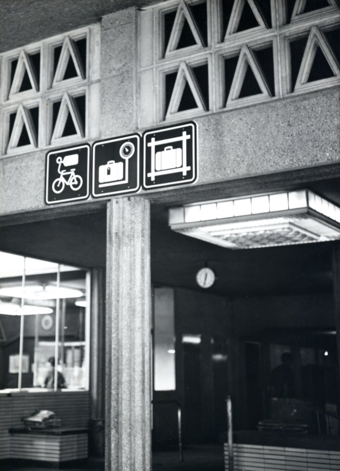 HUA-170731-Afbeelding van pictogrammen in de nieuwe huisstijl van N.S. in de stationshal van het N.S.-station Leiden