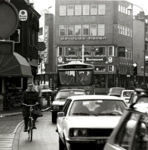 HUA-171224-Afbeelding van het drukke stadsverkeer te Hilversum