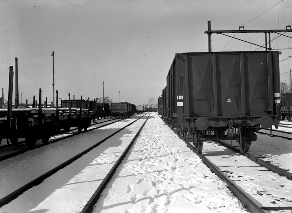 HUA-159861-Afbeelding van goederenwagens op het besneeuwde emplacement van de N.S. te Utrecht