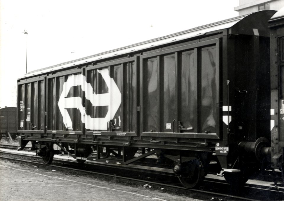 HUA-169855-Afbeelding van de gesloten goederenwagen schuifwandwagen 21 84 216 3 236 3 type Hbis serie 21 84 216 3 000 424 van de NS te Utrecht