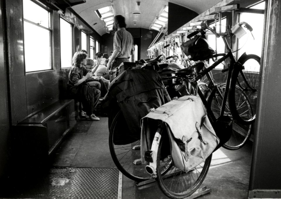 HUA-171214-Afbeelding van het vervoer van fietsen per trein met een speciaal fietsrijtuig type Df van de N.S