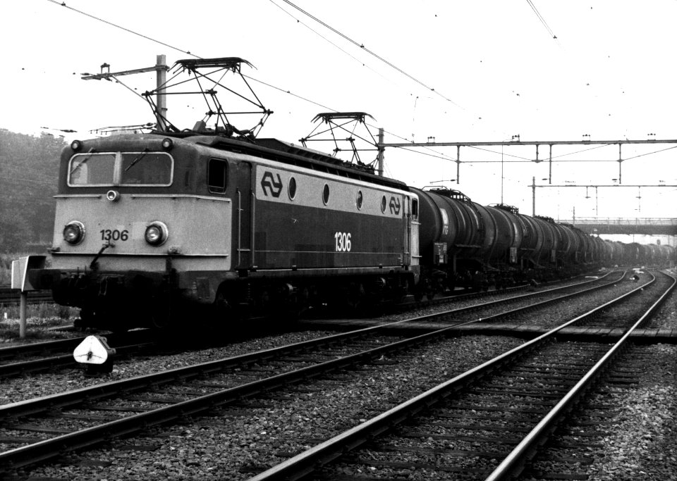 HUA-159922-Afbeelding van de electrische locomotief nr 1306 serie 1300 van de NS met een olietrein vermoedelijk op het emplacement Lunetten bij Utrecht