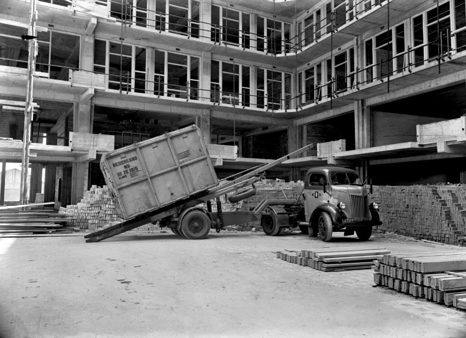 HUA-169738-Afbeelding van een vrachtauto (Daf-losser) van de N.S. met een gesloten autolaadkist voor het vervoer van bakstenen te Rotterdam