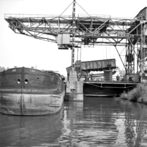 HUA-159842-Gezicht op de kolentip (overslag van steenkolen van trein op schip) aan het Julianakanaal te Born