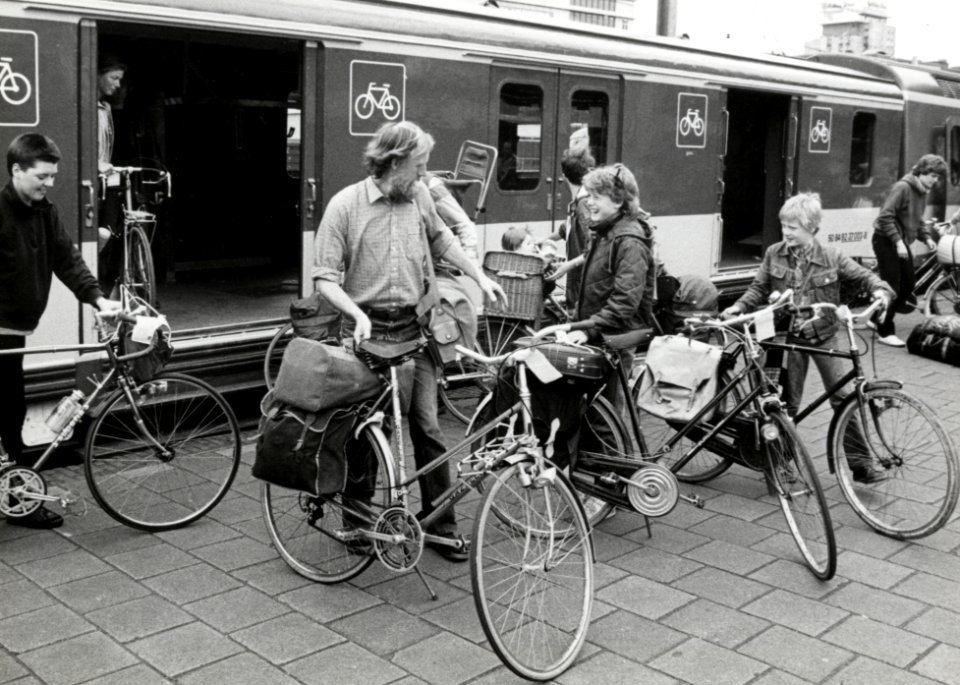 HUA-171215-Afbeelding van het vervoer van fietsen per trein met een speciaal fietsrijtuig type Df van de N.S. te Utrecht C.S