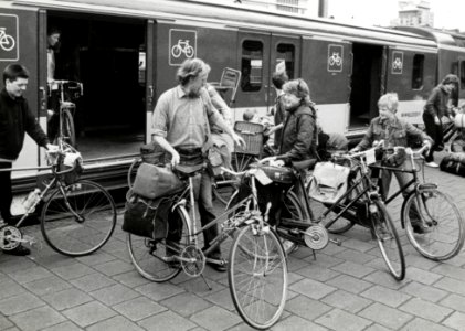 HUA-171215-Afbeelding van het vervoer van fietsen per trein met een speciaal fietsrijtuig type Df van de N.S. te Utrecht C.S