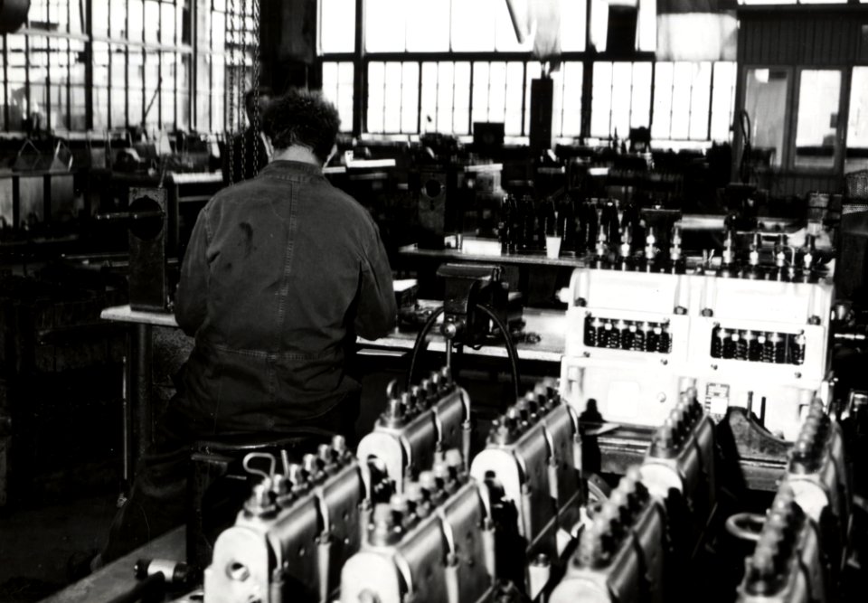 HUA-169927-Interieur van de hoofdwerkplaats van de N.S. te Tilburg- bougiesafdeling (?)