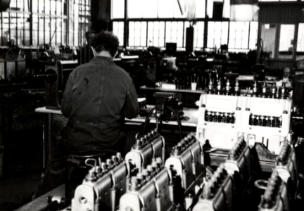 HUA-169927-Interieur van de hoofdwerkplaats van de N.S. te Tilburg- bougiesafdeling (?)