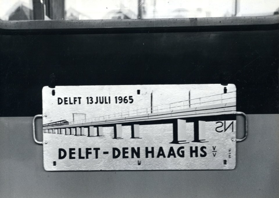 HUA-171167-Afbeelding van het koersbord van de extra trein voor de opening van het spoorviaduct door Delft