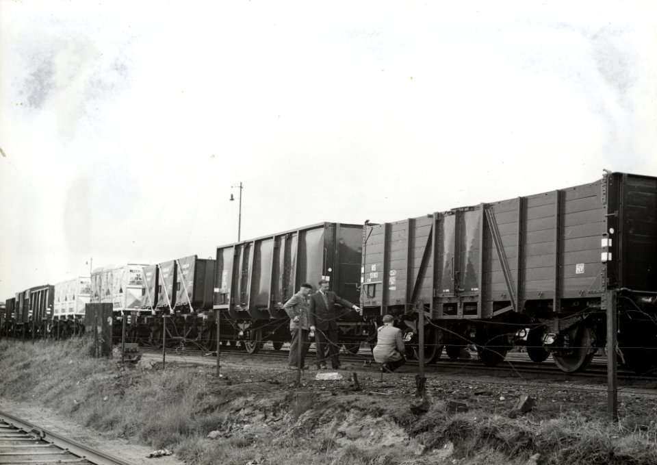 HUA-159857-Afbeelding van de contole van gereviseerde goederenwagens op het emplacement bij de hoofdwerkplaats van de N.S. te Amersfoort