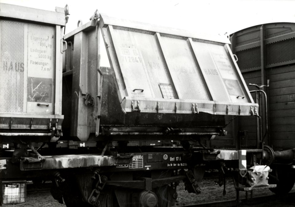 HUA-169968-Afbeelding van een Duitse autolaadkist op een goederenwagen te Amersfoort