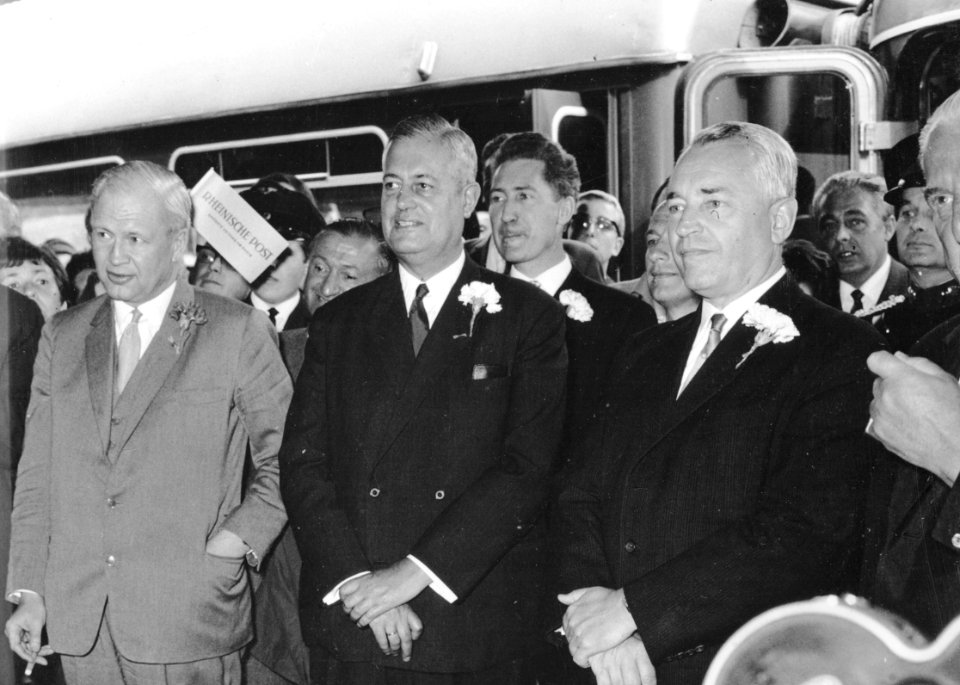 HUA-171189-Afbeelding van de ontvangst van de genodigden van de feestrein naar Keulen te Emmerich ter gelegenheid van de electrificatie van de spoorlijn Arnhem-Oberhausen. In het midden staat president-directeur