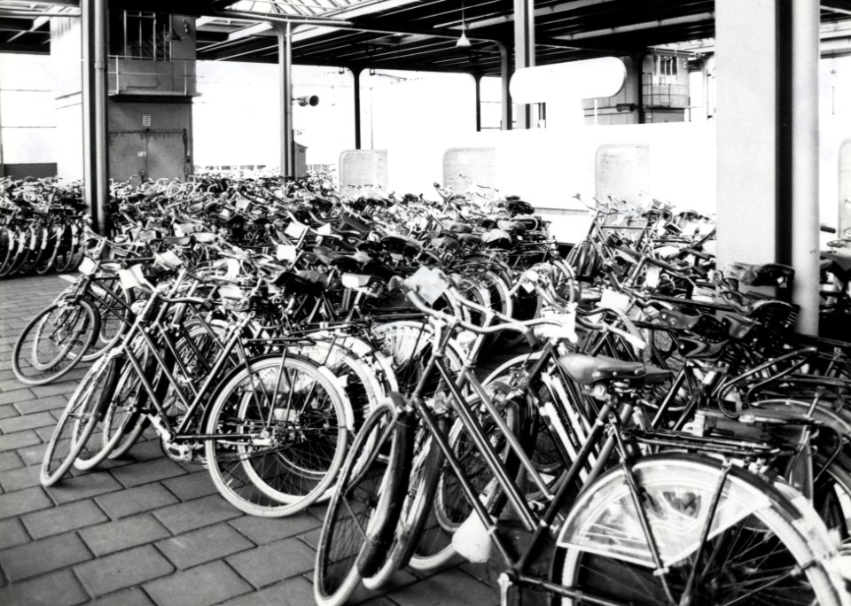 HUA-171201-Afbeelding van voor verzending gereedstaande rijwielen op het perron van het N.S.-station Amsterdam Amstel te Amsterdam