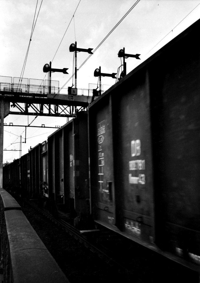 HUA-159878-Afbeelding van een passerende goederentrein onder een seinbrug van de N.S. op het Singelgrachtviaduct te Amsterdam