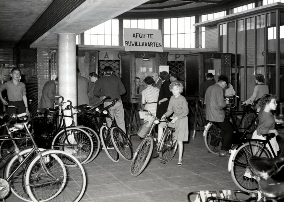 HUA-171199-Afbeelding van het inschrijven van rijwielen voor verzending op het N.S.-station Amsterdam Amstel te Amsterdam