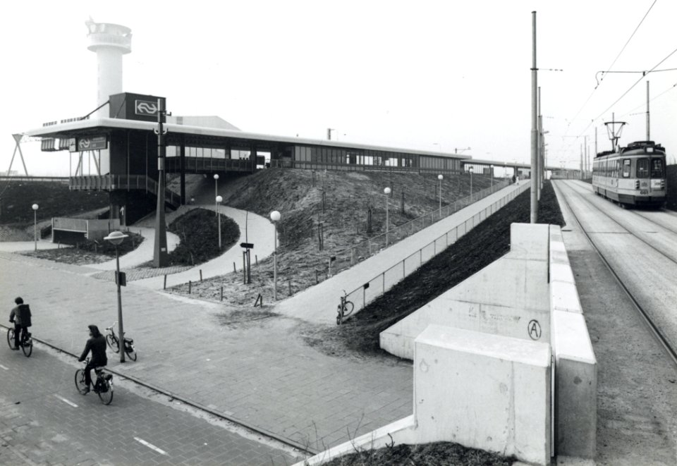 HUA-170789-Gezicht op het N.S.-station Amsterdam RAI te Amsterdam