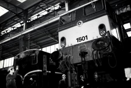 HUA-169958-Afbeelding van het lichten van de bak van de electrische locomotief nr. 1501 (serie 1500) van de N.S. in de stelplaats van de hoofdwerkplaats te Tilburg