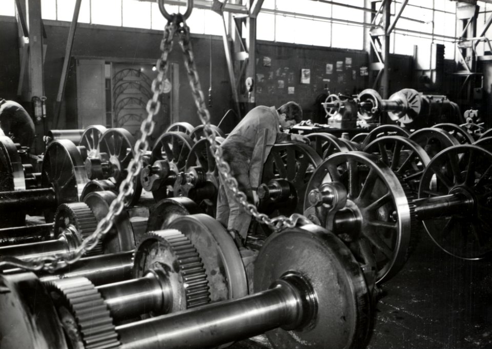 HUA-169938-Interieur van de hoofdwerkplaats van de N.S. te Tilburg- wielendraaierij